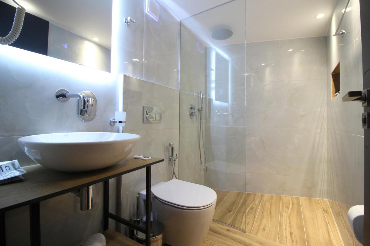 F&J Hotel Sarandë 外观 照片