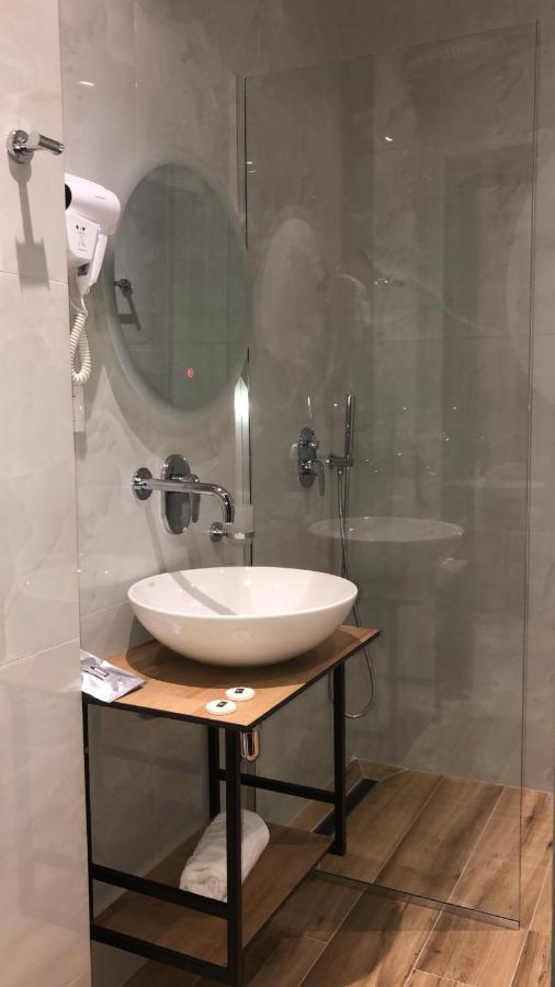 F&J Hotel Sarandë 外观 照片