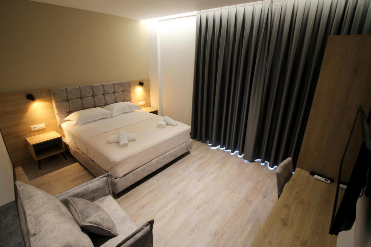 F&J Hotel Sarandë 外观 照片