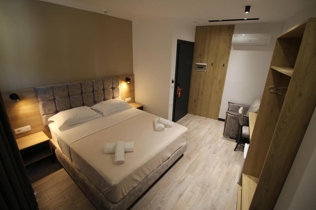 F&J Hotel Sarandë 外观 照片