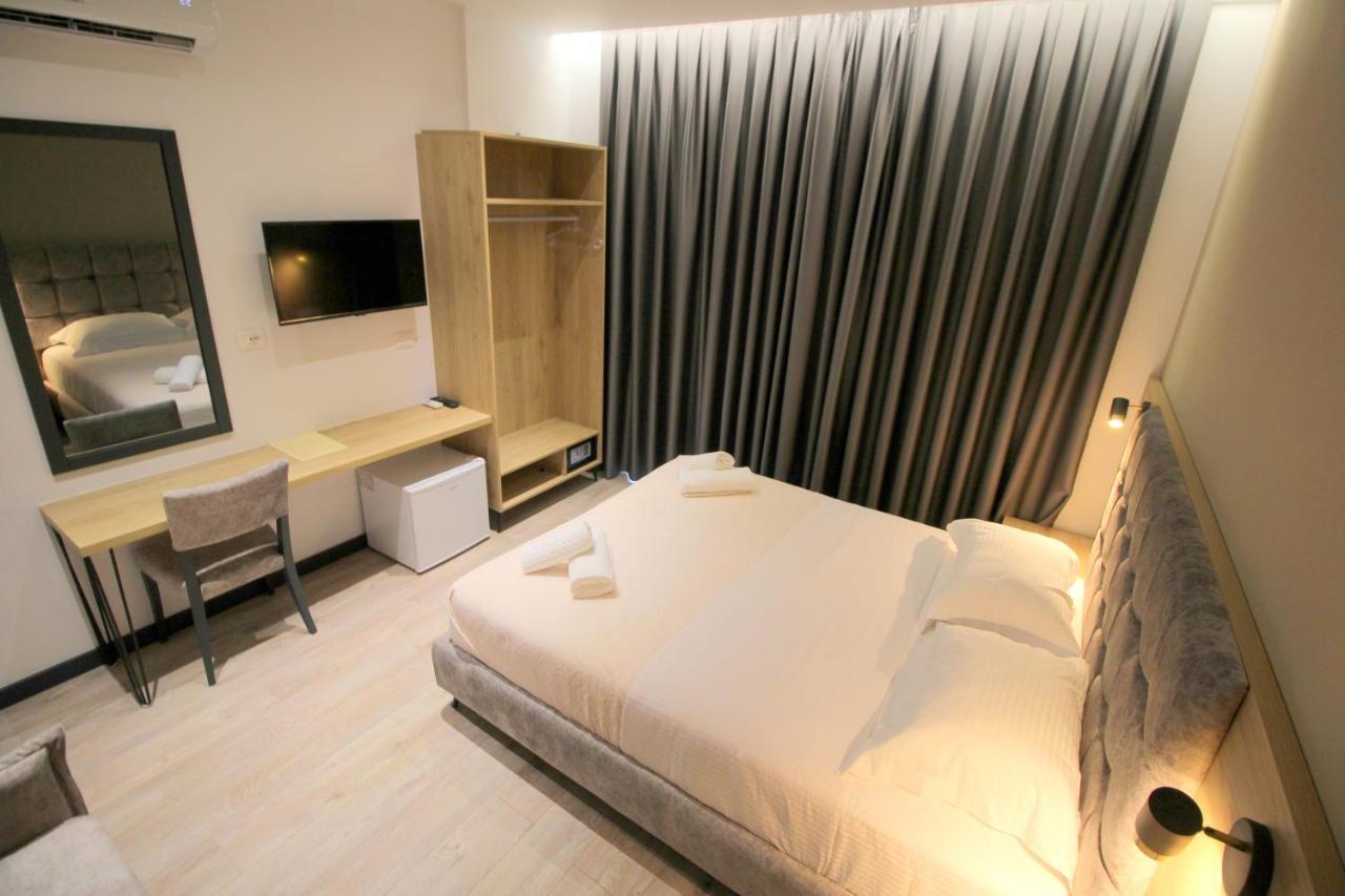 F&J Hotel Sarandë 外观 照片