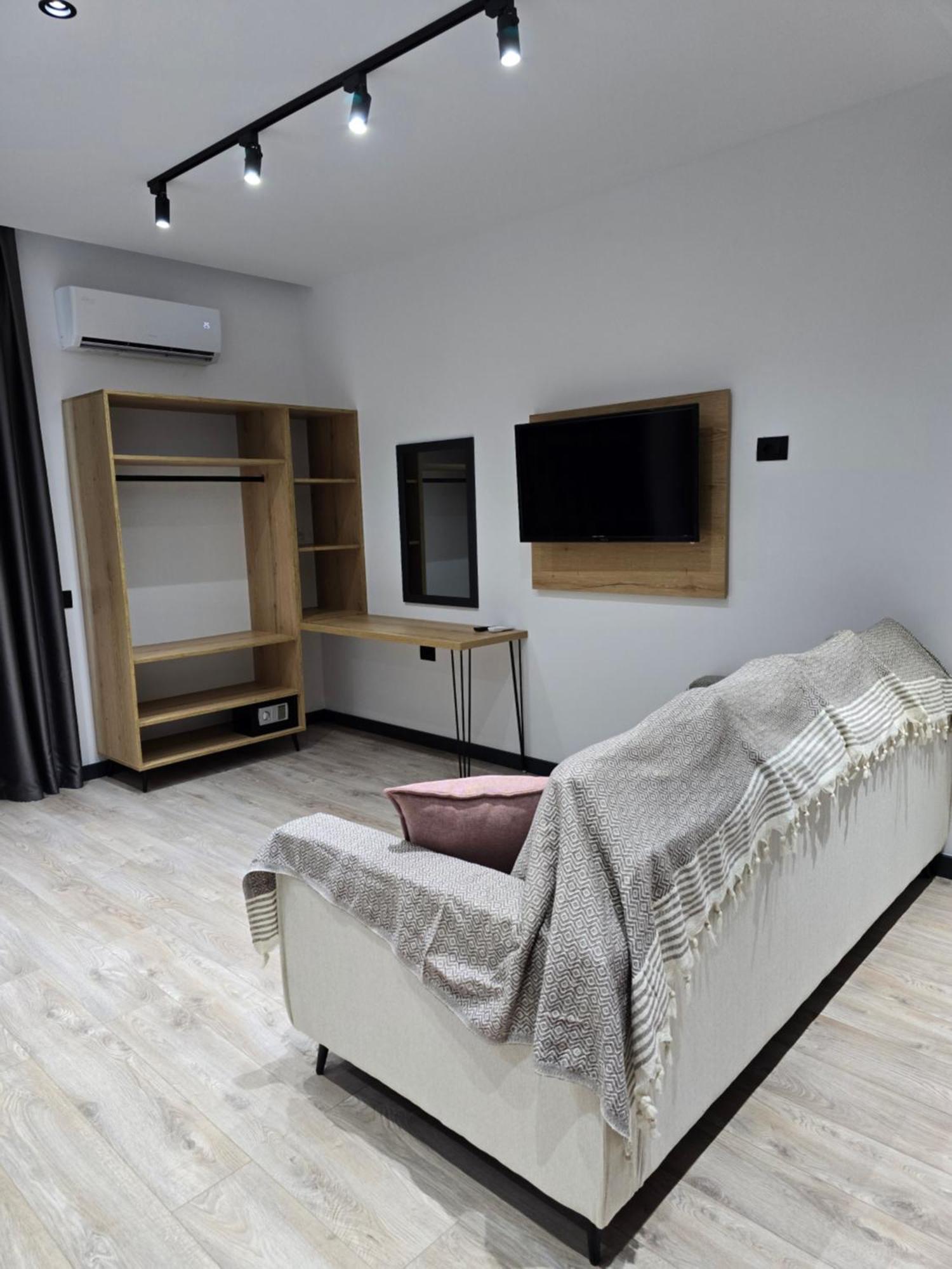 F&J Hotel Sarandë 外观 照片