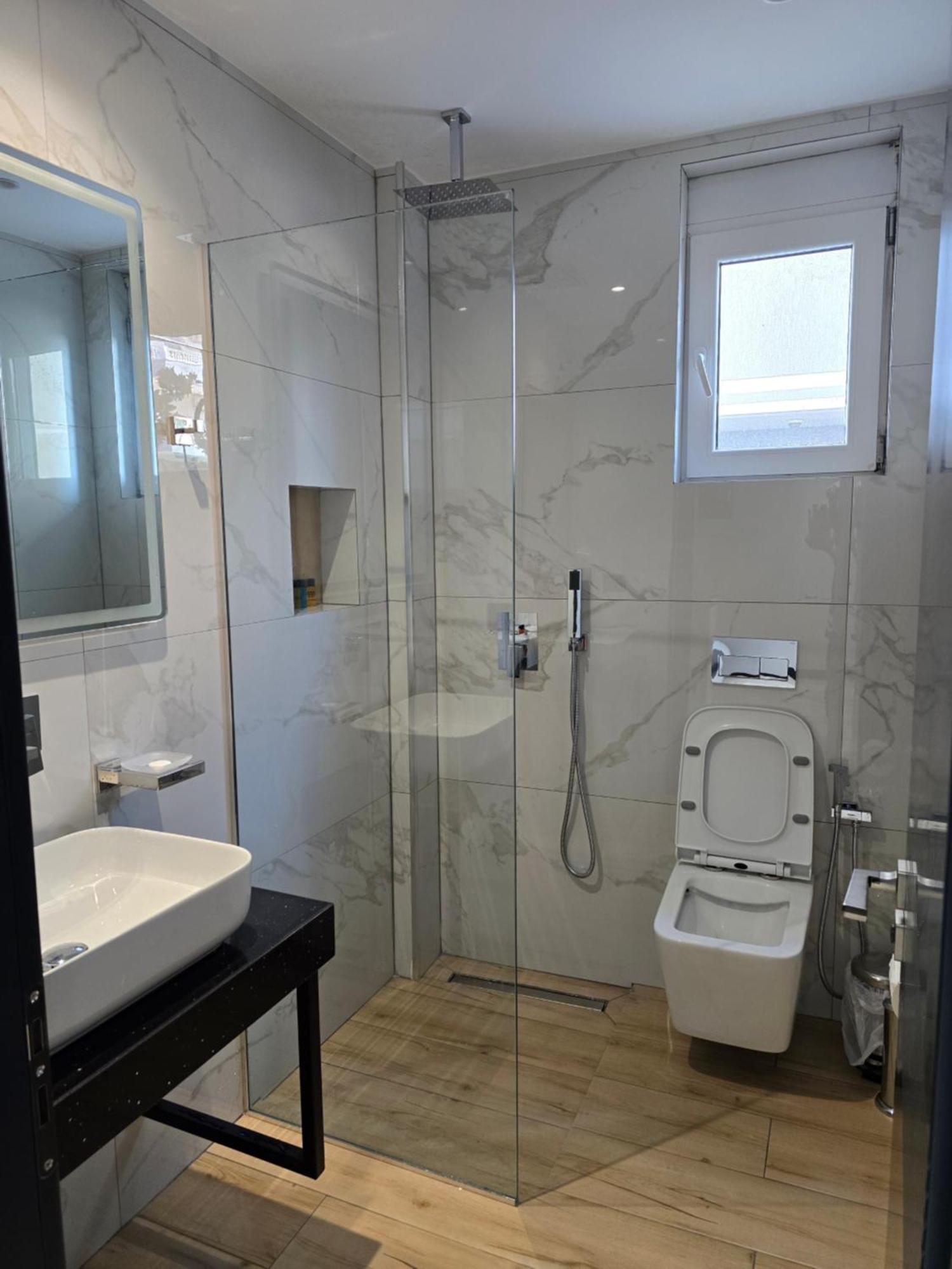 F&J Hotel Sarandë 外观 照片